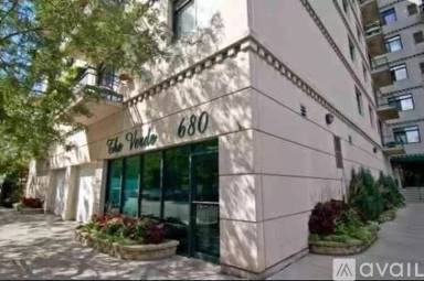 Main picture of 680 N Green St