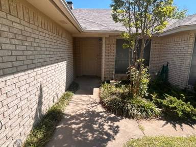 Main picture of 911 Sylvia St