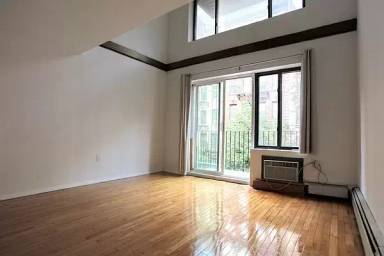 Main picture of 210 E 10th St
