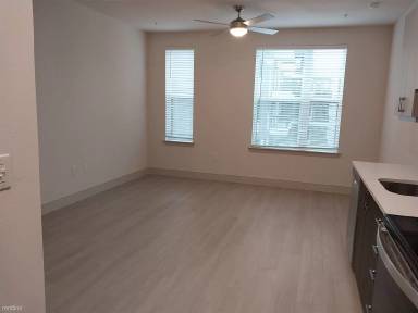 Main picture of 100 W Mockingbird Ln