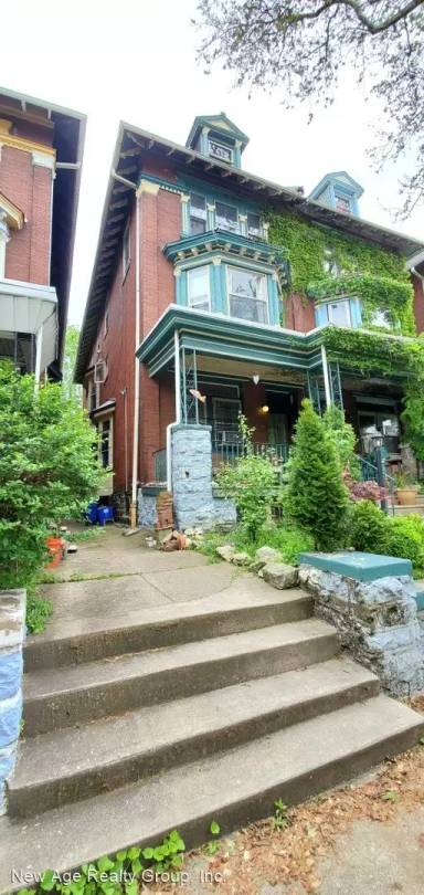 Main picture of 241 S 46th St