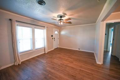 Main picture of 1300 S Trinity St