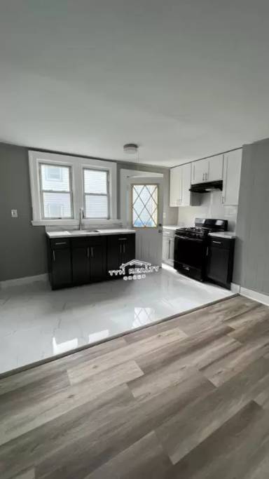 Main picture of 69 Clinton St