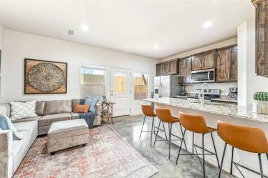 Main picture of 1011 W Vanderbilt St