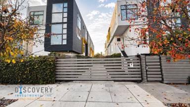 Main picture of 3235 Louise St
