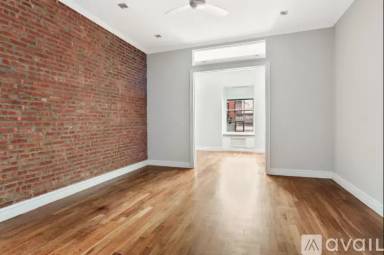 Main picture of 7 E 75th St