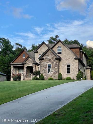Main picture of 206 Woodlake Dr