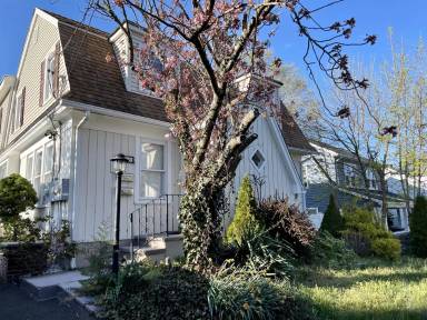 Main picture of 19 Emerson St