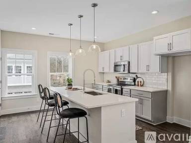 Main picture of 6719 Charlotte Pike