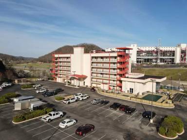 Main picture of 120 Raceday Center Dr