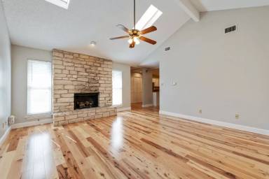Main picture of 1801 W 37th St