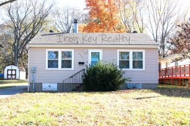 Main picture of 2201 S Claremont Ave