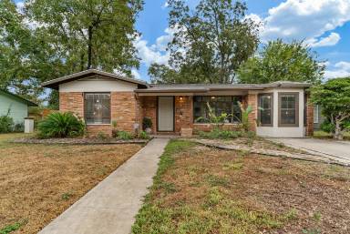 Main picture of 414 Storeywood Dr