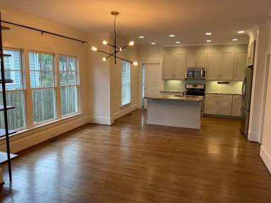 Main picture of 2321 Barry St