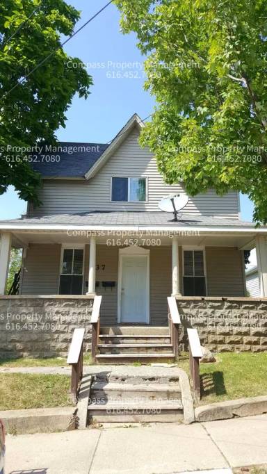 Main picture of 37 Grove St NE