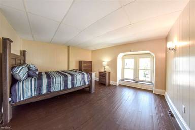 Main picture of 1043 N Duke St