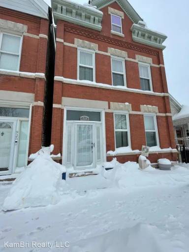 Main picture of 918 W 35th Pl