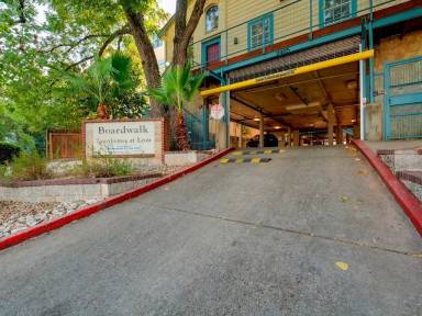 Main picture of 2405 Leon St