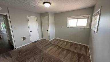Main picture of 210 SE Court St