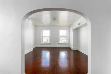 Main picture of 300 E Spring St