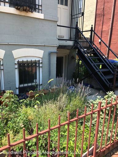 Main picture of 938 4th St NE