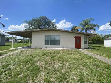 Main picture of 21114 Gladis Ave