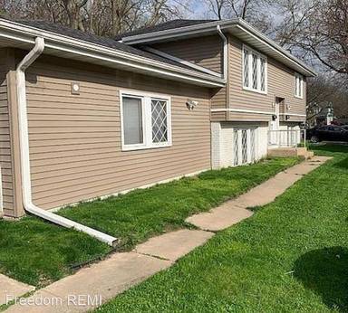 Main picture of 1711 E Ave NE