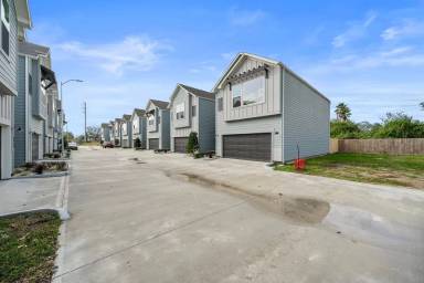 Main picture of 8119 Esther Acres Ln