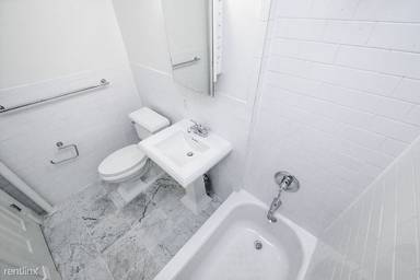 Main picture of 228 E 84th St