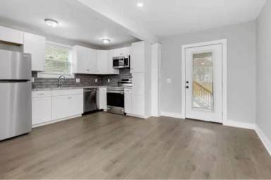 Main picture of 2115 College St