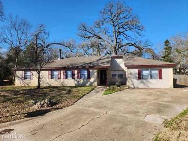Main picture of 900 Cedar Cir