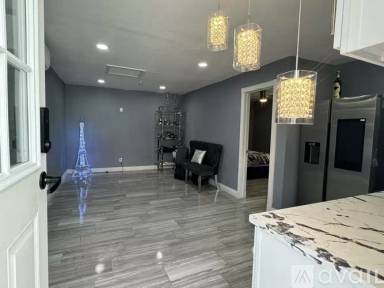 Main picture of 331 W 49th St