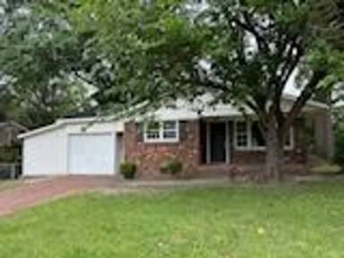 Main picture of 1813 Camelot Dr