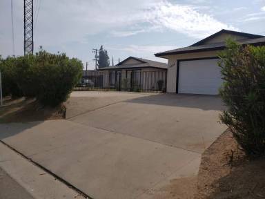 Main picture of 5466 E Belmont Ave