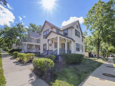 Main picture of 304 E Madison St