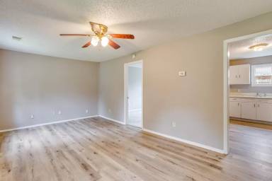 Main picture of 2051 S Topeka Ave