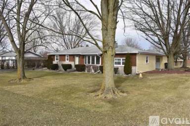 Main picture of 1532 W DuPont Rd