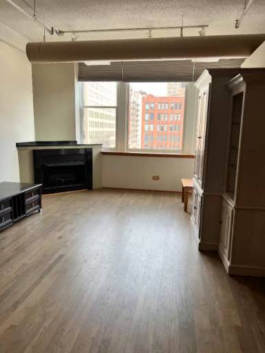 Main picture of 161 W Harrison St