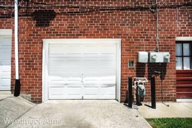 Main picture of 901 E Pleasant Ave