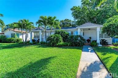 Main picture of 237 Mateo Way NE