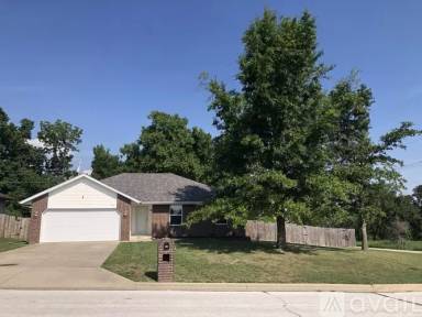 Main picture of 526 S Basswood Ave
