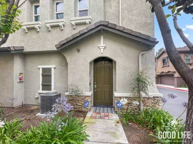 Main picture of 425 S Meadowbrook Dr Townhomes