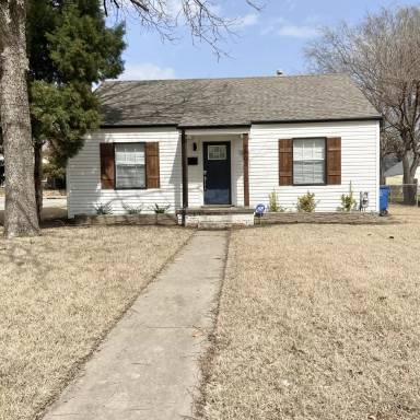 Main picture of 2811 E 1st Pl