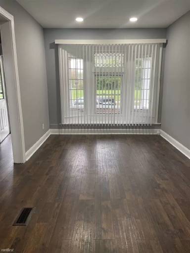 Main picture of 2468 Sheridan St