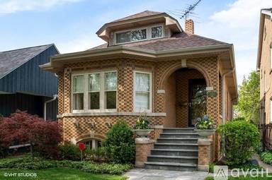 Main picture of 4918 W Balmoral Ave