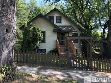 Main picture of 238 SW McKenzie St