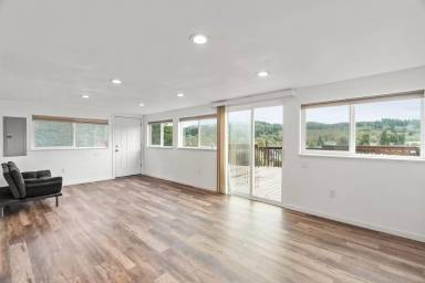 Main picture of 605 Emerald Ct