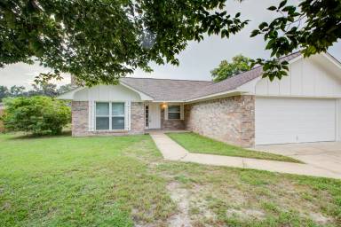 Main picture of 107 Royal Dr