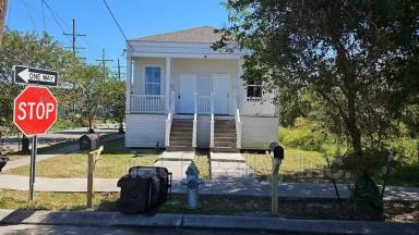 Main picture of 3143 Piety St