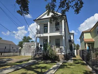 Main picture of 2625 Banks St